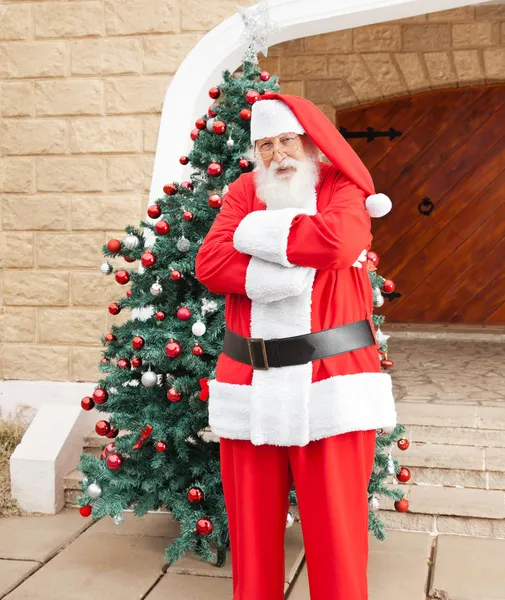 Santa Claus de pie brazos cruzados fuera de casa — Foto de Stock