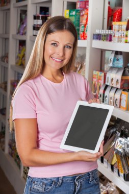 kadın gösteren dijital tablet bakkal portresi