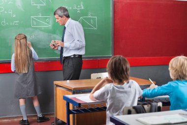 liseli kızlar gemide matematik çözme