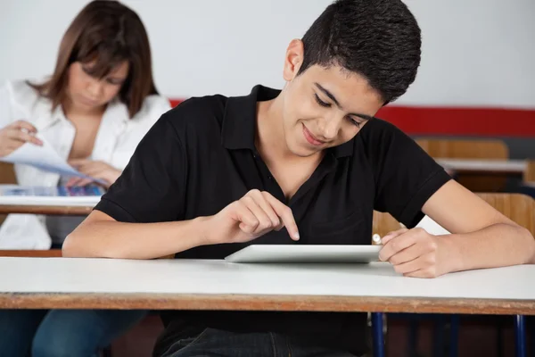 Estudante do ensino médio usando tablet digital na mesa — Fotografia de Stock