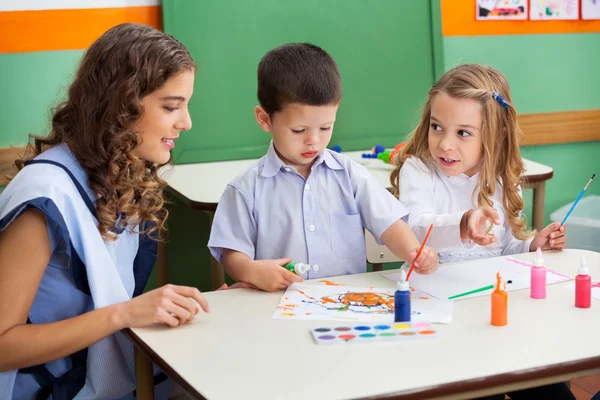 Teacher With Children Painting At Desk — Stock Photo, Image