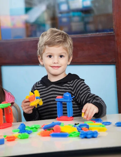 Мальчик играет с блоками в детском саду — стоковое фото