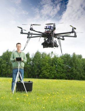 UAV helikopter Park uçan adam