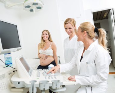 Jinekoloji kliniğinde ultrason makinesi kullanma
