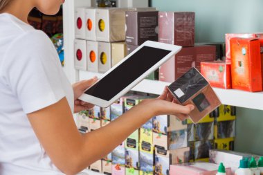 kadın barkod dijital tablet aracılığıyla tarama
