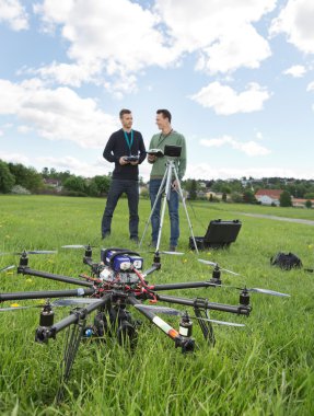 UAV helikopter ve teknisyenler Park