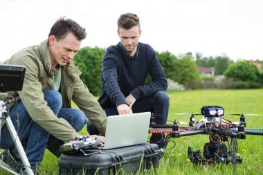 uav uçağı tarafından dizüstü kullanarak teknisyenleri