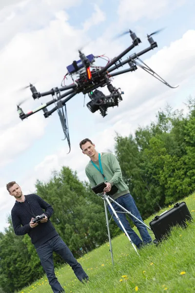 Ingénieurs volant drone UAV dans le parc — Photo