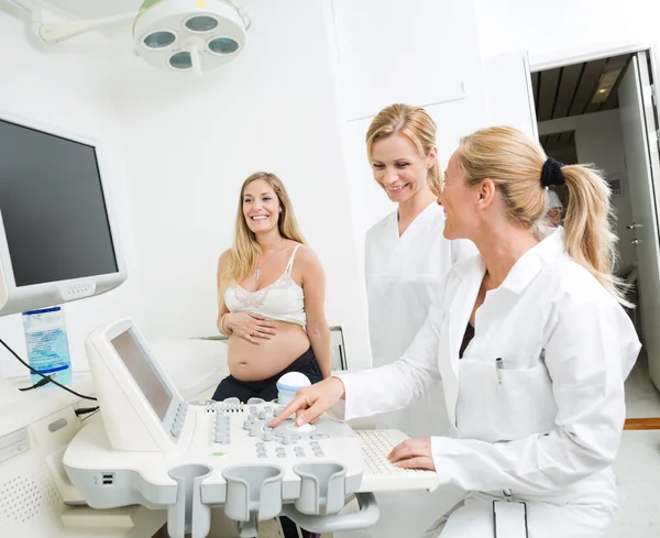 Ginecólogos usando máquina de ultrasonido en clínica — Foto de Stock