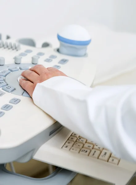 Doctor's Hand met behulp van echografie Machine — Stockfoto