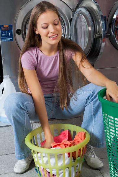 Mujer con ropa cesta en la lavandería — Foto de Stock