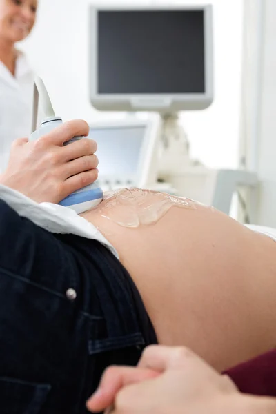 Mujer embarazada pasando por un ultrasonido Scan — Foto de Stock