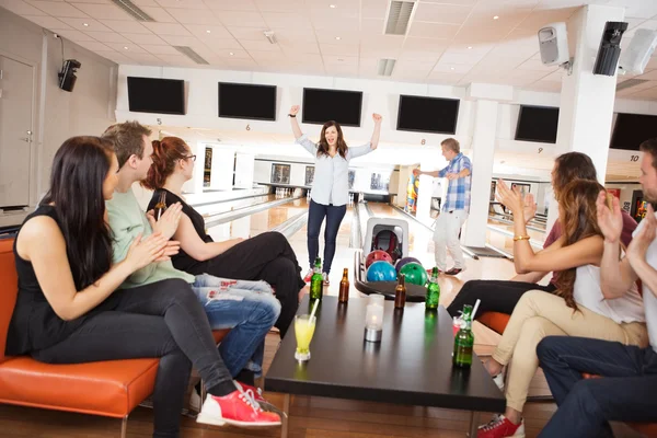Freunde applaudieren für Menschen beim Bowling — Stockfoto