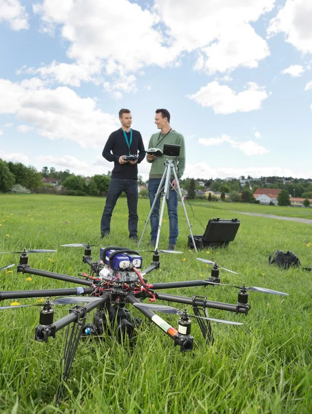 UAV vrtulník a techniků v parku — Stock fotografie