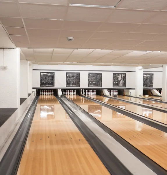 Perni alla fine della pista da bowling — Foto Stock