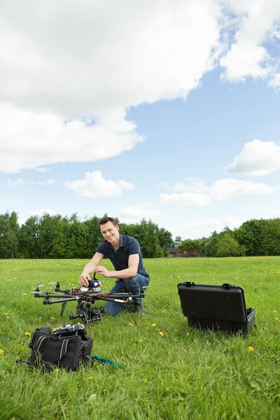 Técnico de montagem de helicóptero UAV — Fotografia de Stock