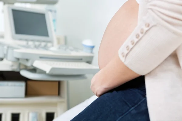 Gravid kvinna i kliniken innan ultraljud — Stockfoto