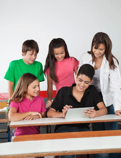 Amigos adolescentes usando tableta digital en el escritorio — Foto de Stock