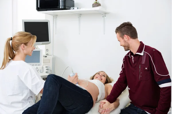 Těhotná žena při pohledu na člověka — Stock fotografie