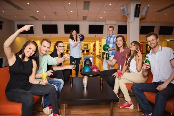 Amici che hanno tempo libero in Bowling Club — Foto Stock