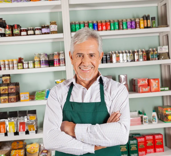 Starší mužské majitel se usmívá na supermarket — Stockfoto