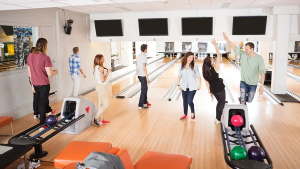 Bowling salonu içinde oynayan arkadaşlar — Stok fotoğraf