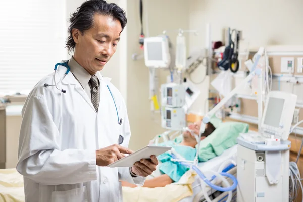 Doktor muayene hastanın raporu dijital Tablet — Stok fotoğraf