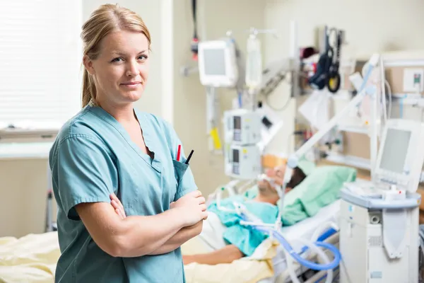 Hastanın hastanede istirahat ile kendine güvenen hemşire — Stok fotoğraf