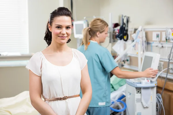 Jonge vrouw met verpleegkundige in het ziekenhuis werken — Stockfoto