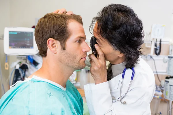 Doutor com Oftalmoscópio Examinando o Olho do Paciente — Fotografia de Stock