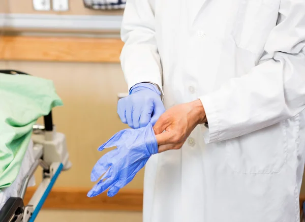 Medico indossare guanti protettivi in ospedale — Foto Stock