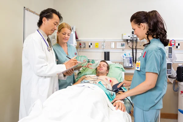 Equipo médico examinando al paciente en el hospital — Foto de Stock