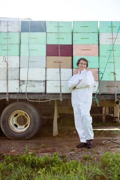 Beekeeper Standing Against Truck Loaded With Crates — Stock Photo, Image