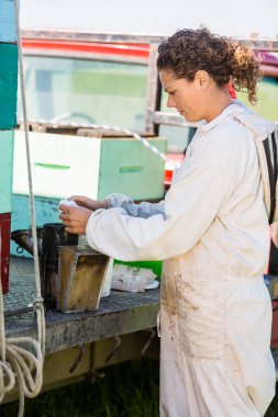 Sigara içen bal kaldırmak için fueling arıcı