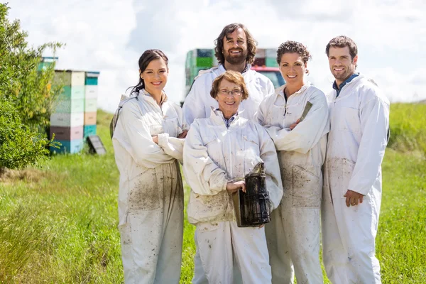 養蜂場で確信している養蜂家のチーム — ストック写真