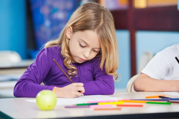 Mädchen mit Skizzenstift-Zeichnung im Kindergarten — Stockfoto