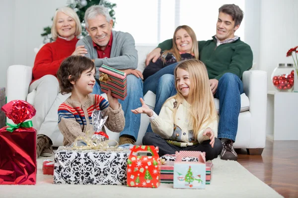 Familie met kerstcadeaus thuis — Stockfoto