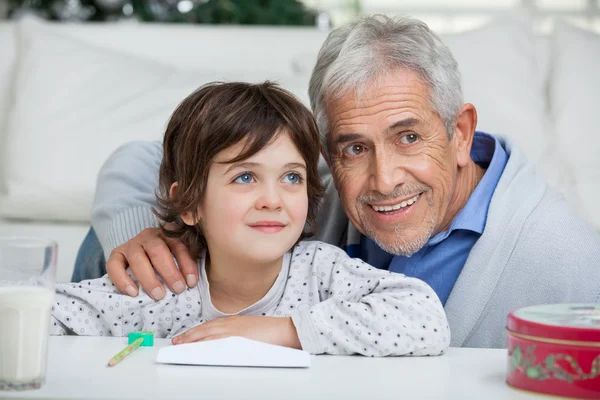 Niño y abuelo con sobres sonriendo —  Fotos de Stock