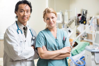 Kendine güvenen doktor ve hemşire hastanede