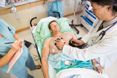 erkek hasta hastanede defibrillating doktor