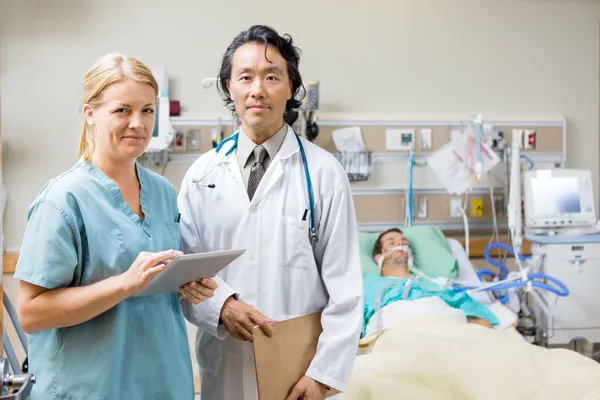 Verpleegster en arts met patiënt rusten in het ziekenhuis — Stockfoto