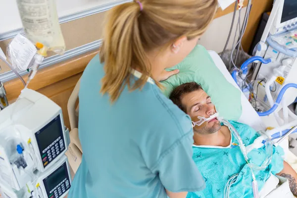 Nurse Adjusting Patient's Pillow — Stock Photo, Image