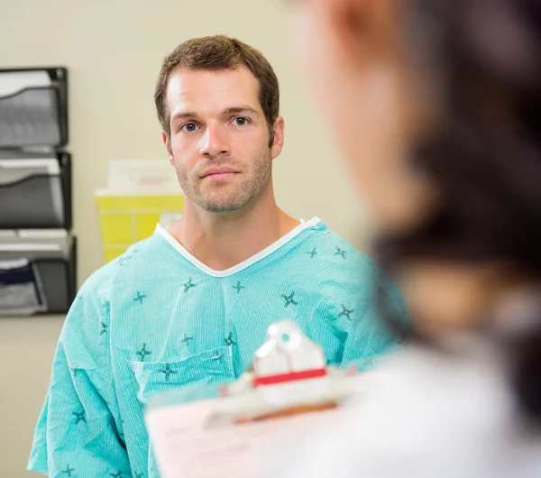 Paziente guardando medico in ospedale — Foto Stock