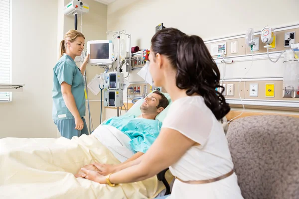 Mulher segurando a mão do paciente no hospital — Fotografia de Stock