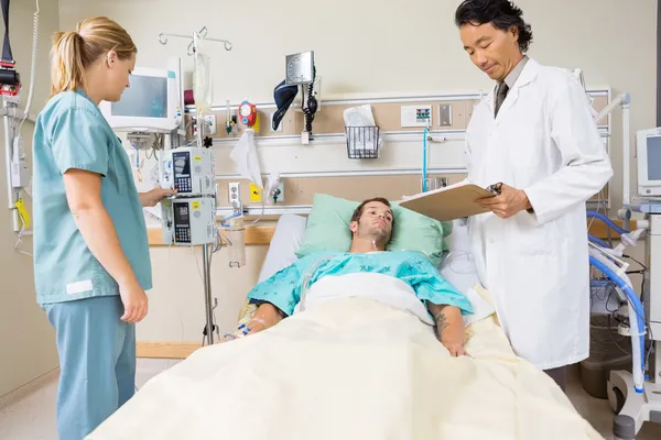 Doctor examinando el informe del paciente — Foto de Stock