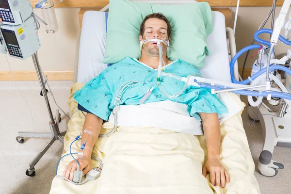 Paciente com tubo endotraqueal descansando no hospital — Fotografia de Stock