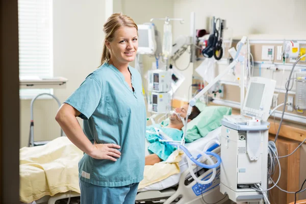 Enfermeira confiante com paciente descansando no hospital — Fotografia de Stock