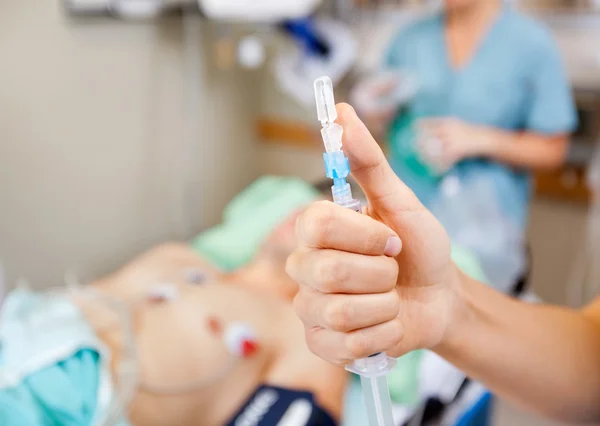 Enfermeira segurando seringa no hospital — Fotografia de Stock