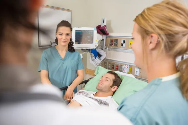 Infermiera esaminando paziente in ospedale — Foto Stock