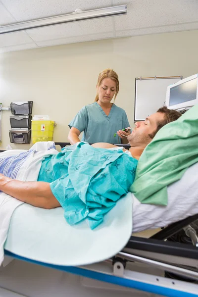 Verpleegster met patiënt in nood — Stockfoto